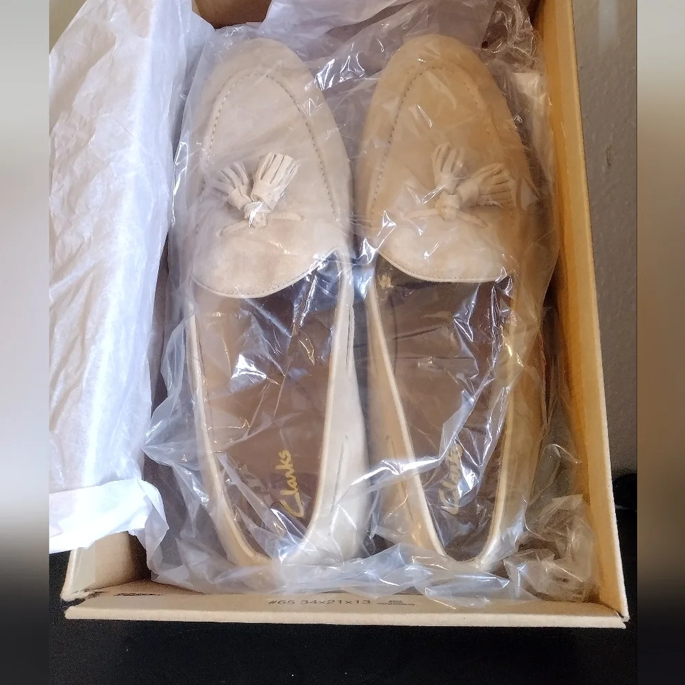 NIB MEN'S CLARKS TAUPE LOAFERS - Picture 4 of 12